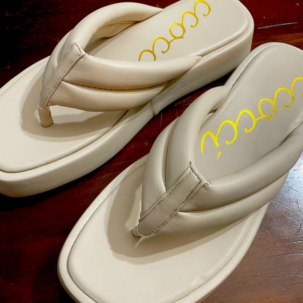 NWOT women’s thong sandals, size 7.5. Bone color, CCOCCI brand.